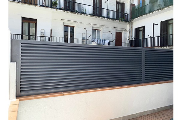 Cerramiento metálico de acero galvanizado para patio de vivienda en San  Sebastián-Donostia.