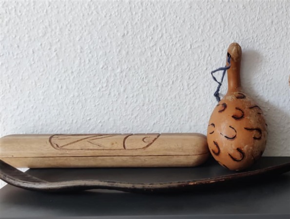 Spill og rytmeinstrumenter Kalaha/Mancala spill, og maracas. Selges samlet eller hver for seg.