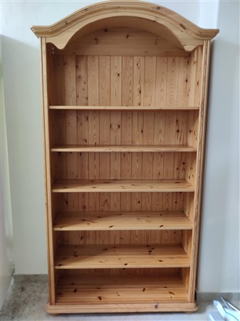 Bokhylle furu Høyde 210 cm, bredde 115 cm, dybde 36 cm 