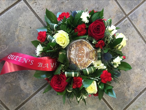 Wreath with Badge Logo. Queen Bays