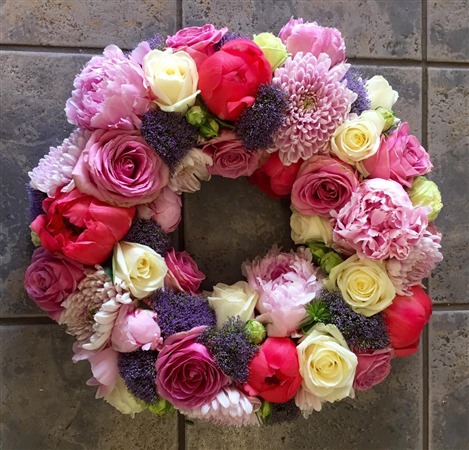 Wreath. Modern, paved style, pinks, roses.
