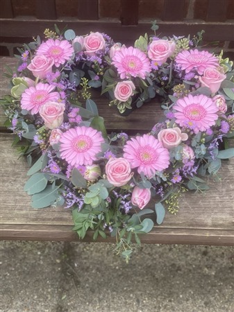 Heart. Open Pink roses and Gemini